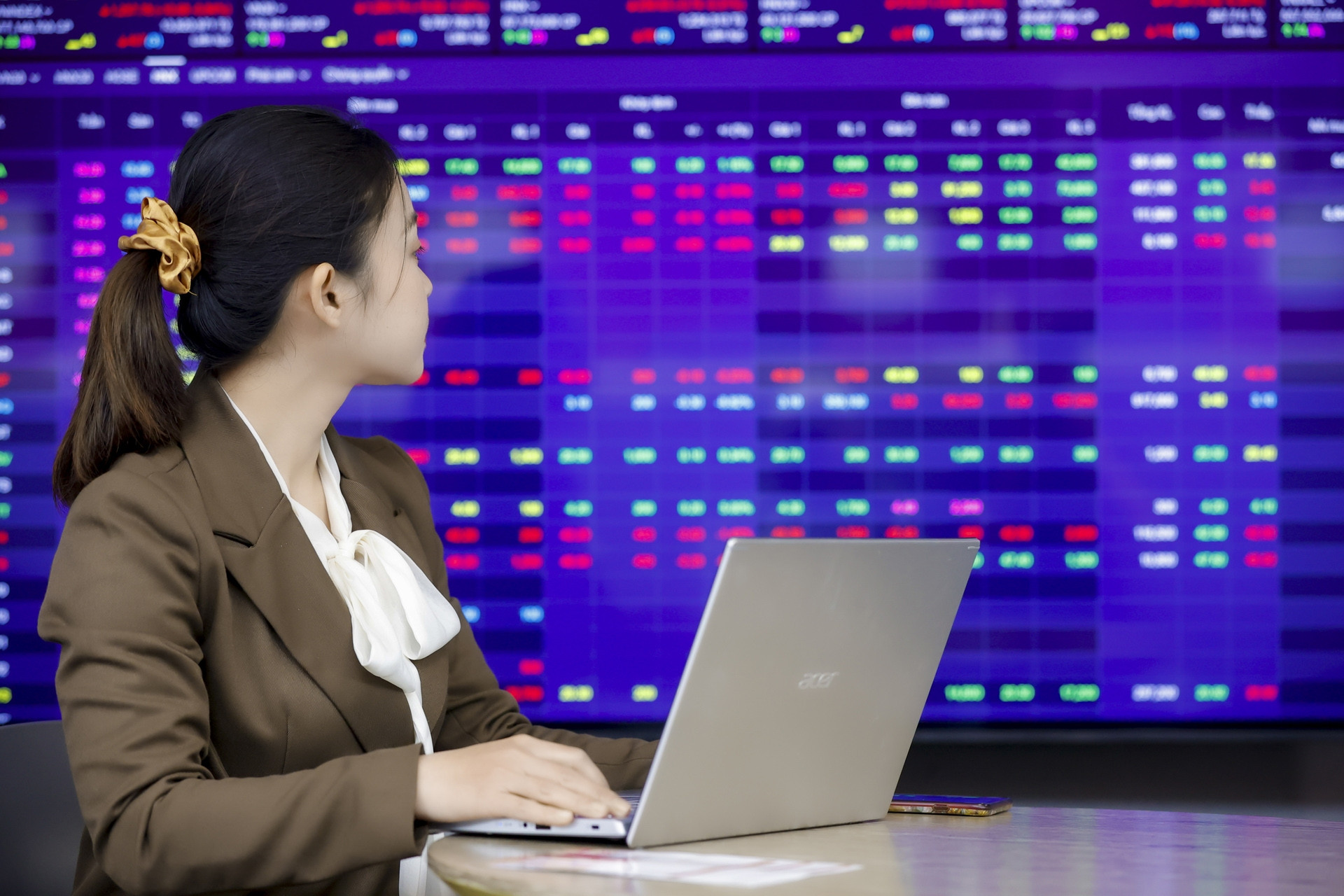 VN-Index đứt mạch 9 phiên tăng: Chứng khoán còn hút dòng tiền tỷ USD?