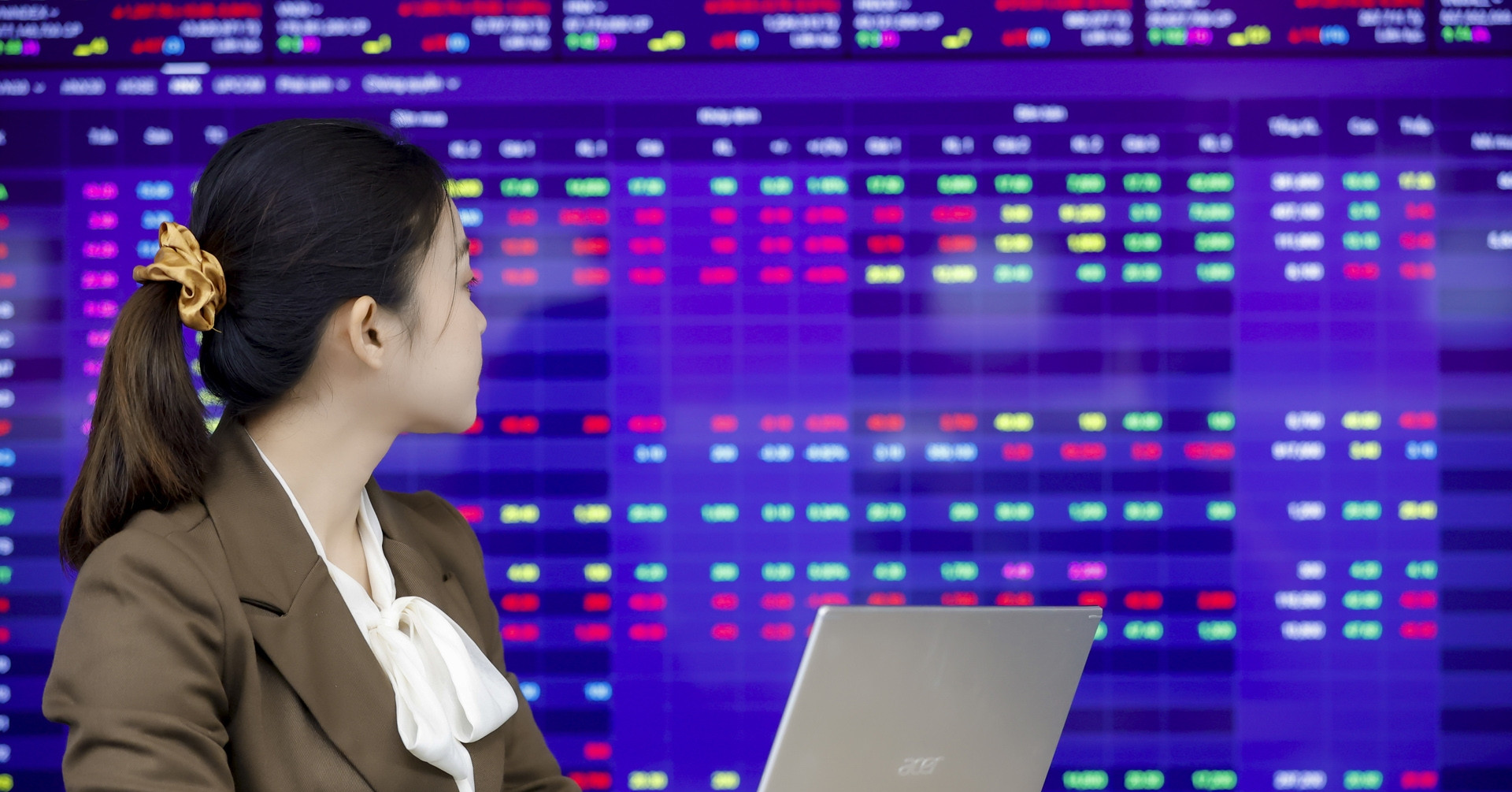 VN-Index đứt mạch 9 phiên tăng: Chứng khoán còn hút dòng tiền tỷ USD?