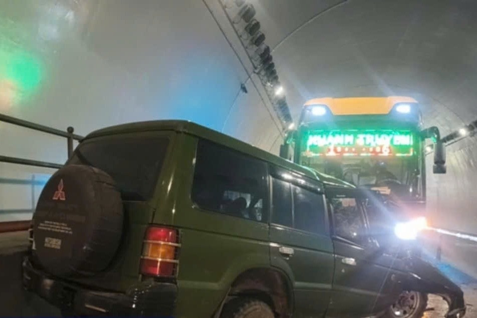 Xe khách va chạm ô tô 7 chỗ trong hầm Đèo Ngang, 2 người tử vong