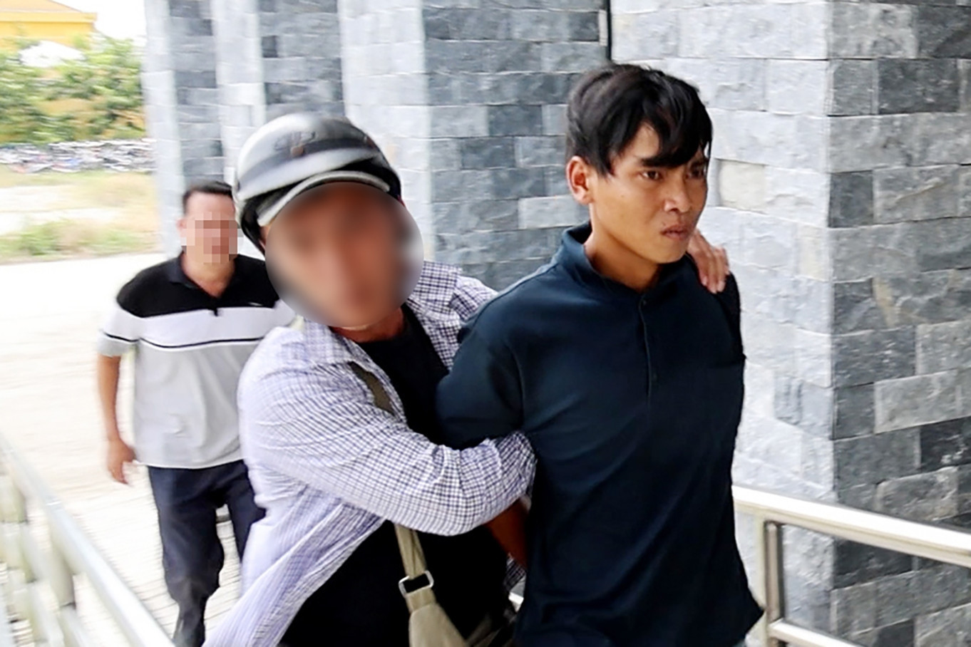 Bản tin trưa 19/8: Bắt đối tượng hiếp dâm bé gái trước sự ngỡ ngàng của vợ con