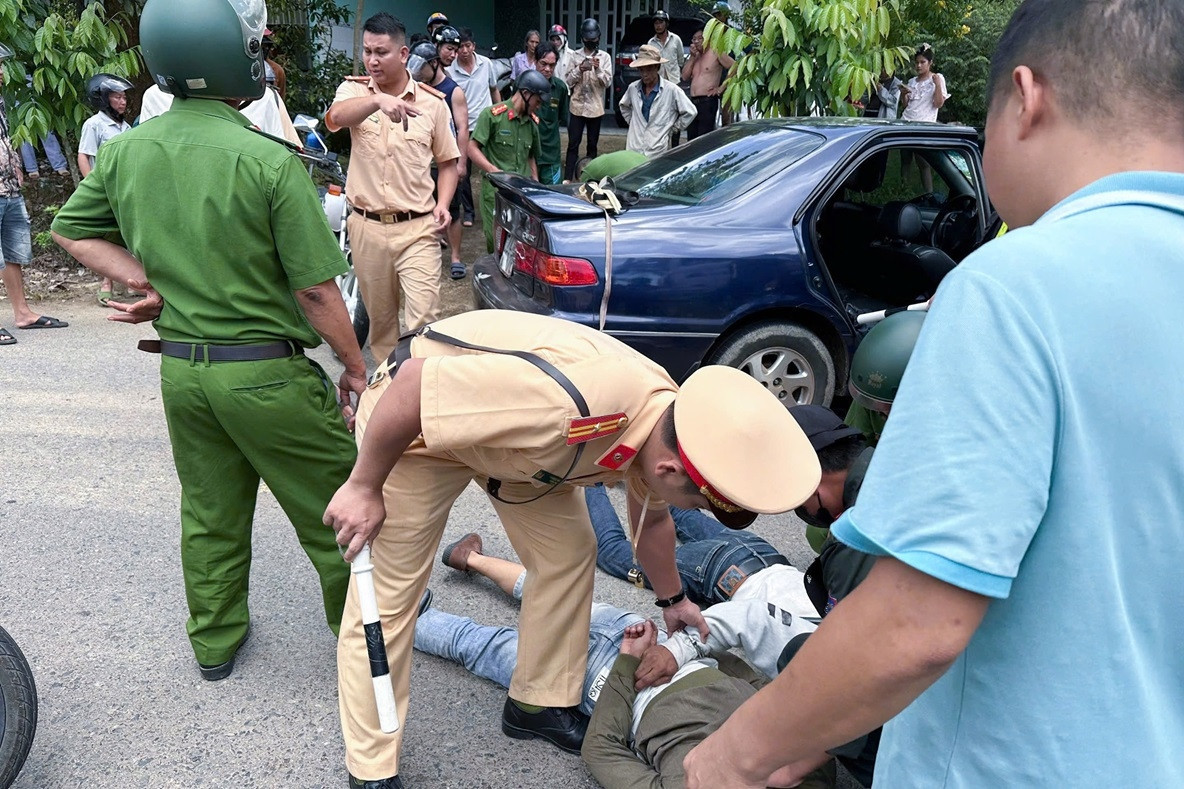 Bản tin chiều 19/8: Cảnh sát truy đuổi 30km vây bắt nhóm trộm đi ô tô biển giả