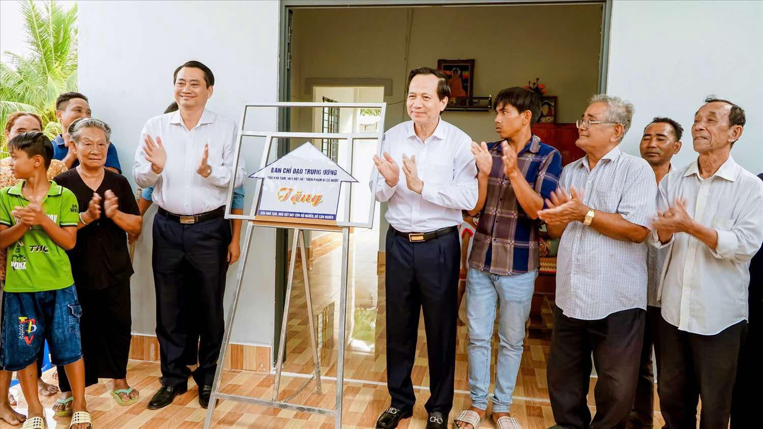 Ban giao nha tai Tra Vinh.jpg