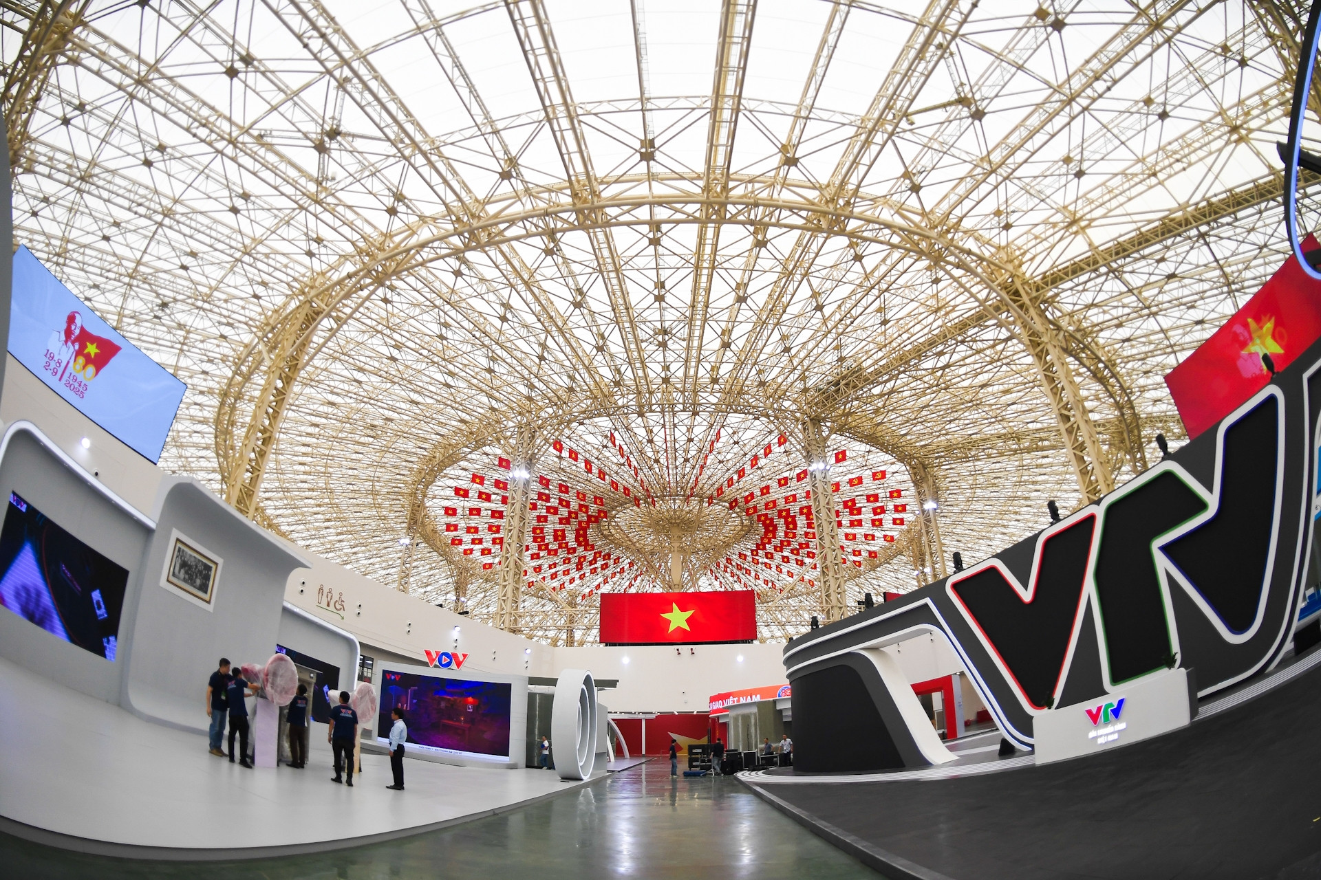 Bên trong Trung tâm triển lãm Quốc gia, mừng 80 năm Quốc khánh