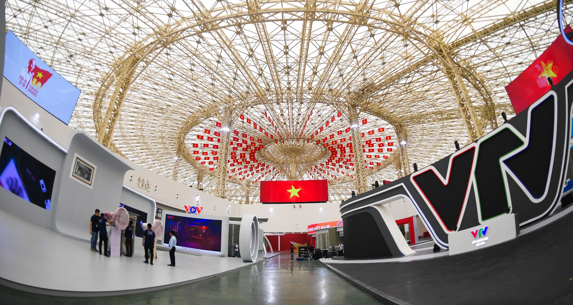 Bên trong Trung tâm triển lãm Quốc gia, mừng 80 năm Quốc khánh