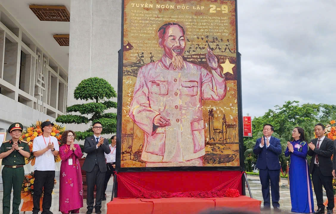 Chiêm ngưỡng tranh sơn mài về Chủ tịch Hồ Chí Minh lớn nhất từ trước tới nay