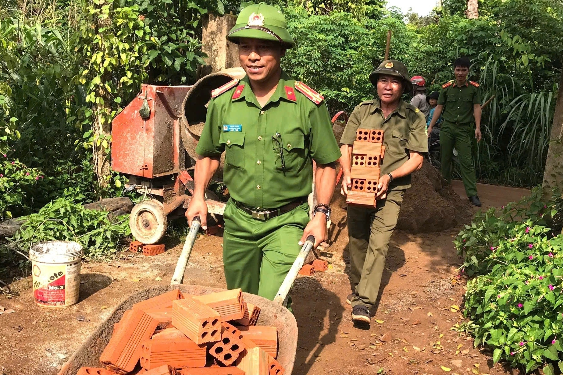 Chiến sĩ công an chung tay xóa nhà tạm, nhà dột nát ở Đắk Lắk