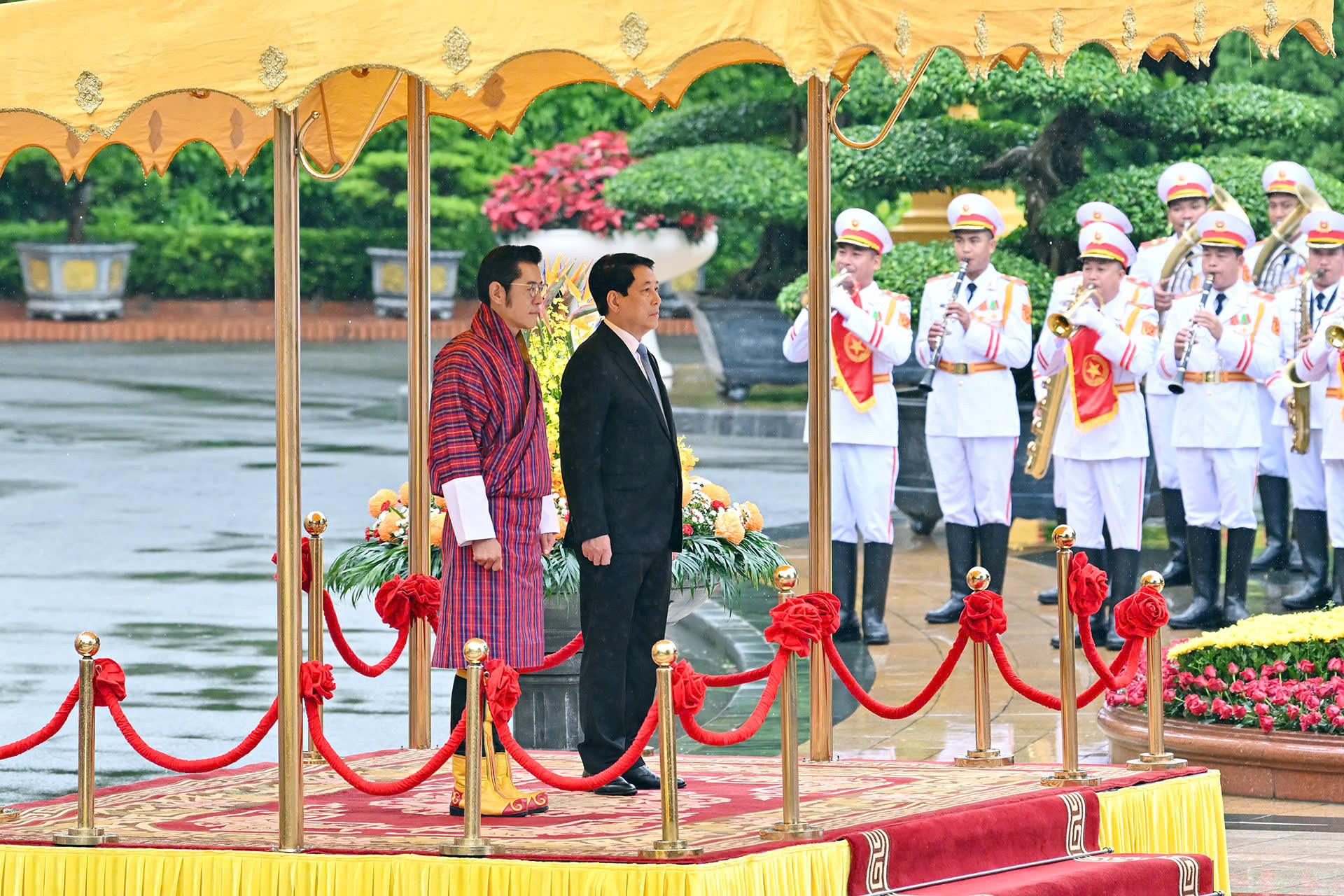 Chủ tịch nước Lương Cường và Phu nhân đón Quốc vương Bhutan Jigme Khesar Namgyel Wangchuck và Hoàng hậu.