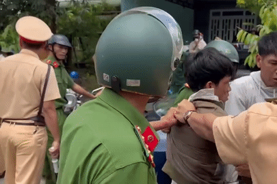 Clip cảnh sát truy đuổi 30km vây bắt nhóm nghi trộm cắp đi ô tô biển số giả