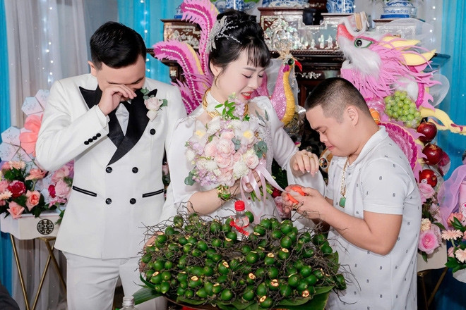 Cô dâu òa khóc khi anh trai bị bệnh Down tặng vàng cưới, dặn ‘đừng rửa bát nhiều’
