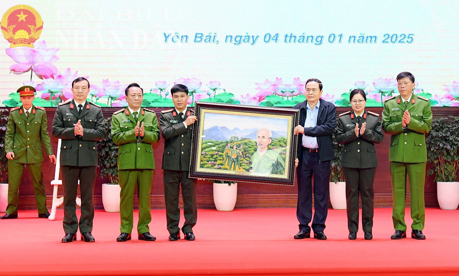 Chủ tịch Quốc hội Trần Thanh Mẫn trao bức tranh