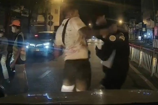 Danh tính người đàn ông xăm trổ tự ngã vào đầu ô tô, hành hung tài xế