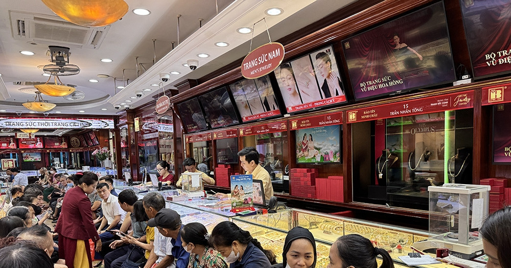 Đội mưa xếp hàng chờ mua 1 chỉ vàng ở Hà Nội, khách vẫn tự tin ‘sẽ còn lên nữa"