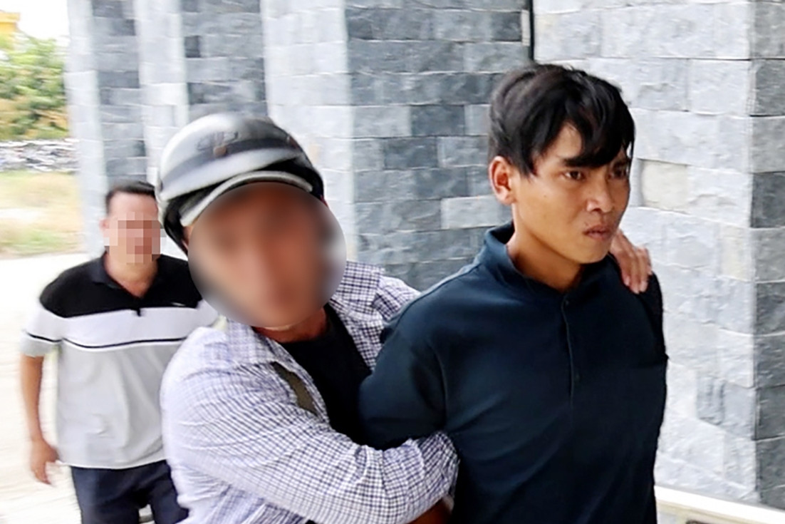 Đối tượng hiếp dâm bé gái bị bắt trước sự ngỡ ngàng của vợ con