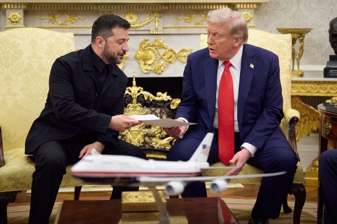 Hé lộ những món quà ông Trump và ông Zelensky tặng nhau ở Nhà Trắng