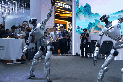 Hàng nghìn khán giả chen chân xem robot hình người múa ballet