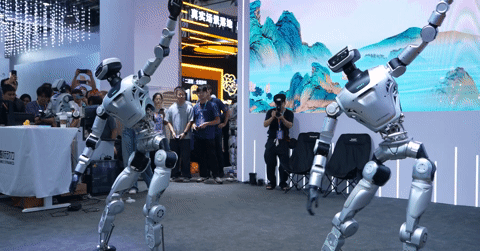 Hàng nghìn khán giả chen chân xem robot hình người múa ballet