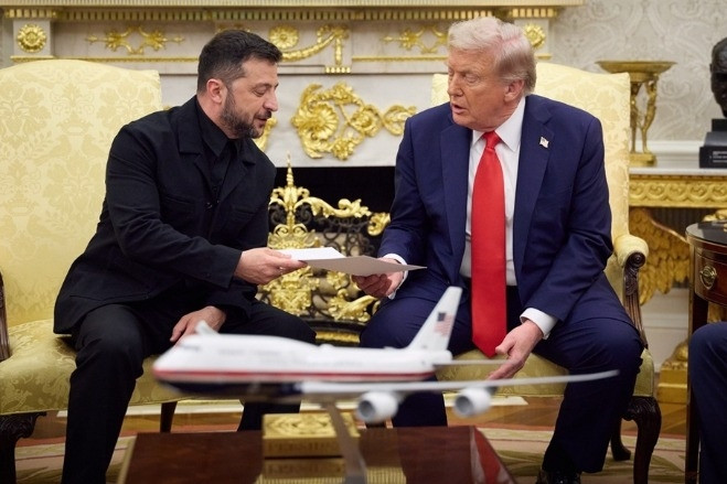 Hé lộ những món quà ông Trump và ông Zelensky tặng nhau ở Nhà Trắng