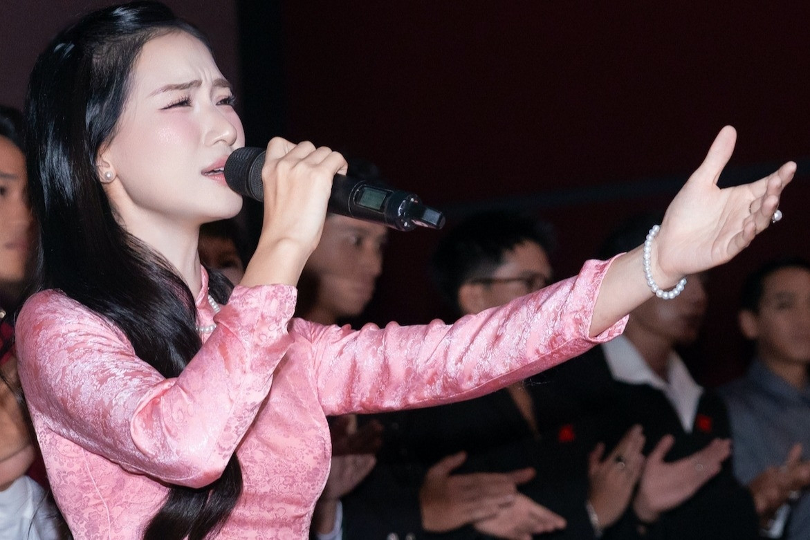 Hòa Minzy khóc khi hát nhạc phim, bùng nổ lời khen cho bom tấn 'Mưa đỏ'