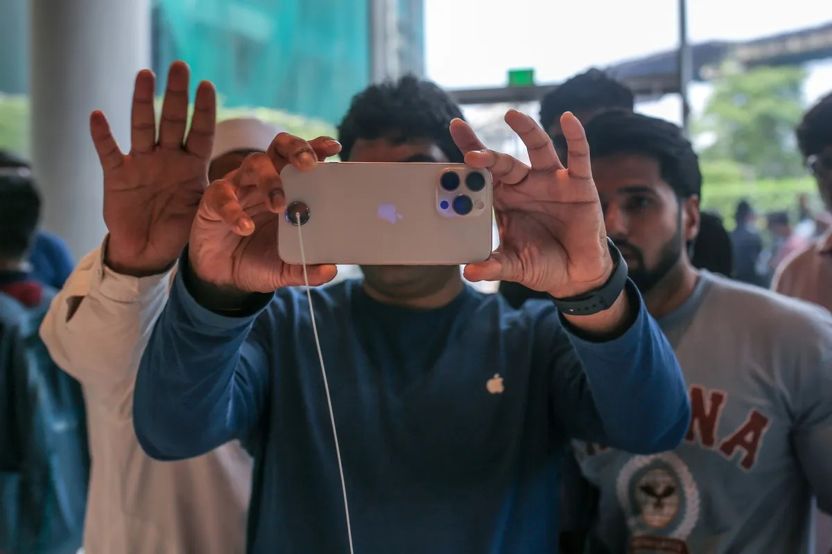 iphone bloomberg