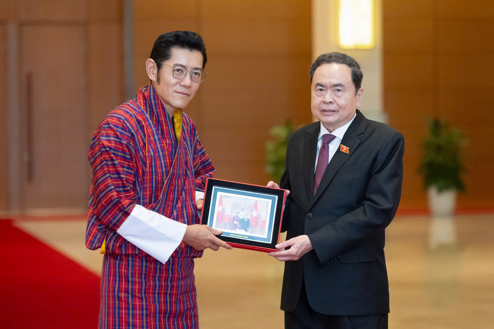 Jigme Khesar Namgyel Wangchuck Tran Thanh Man 3.jpg