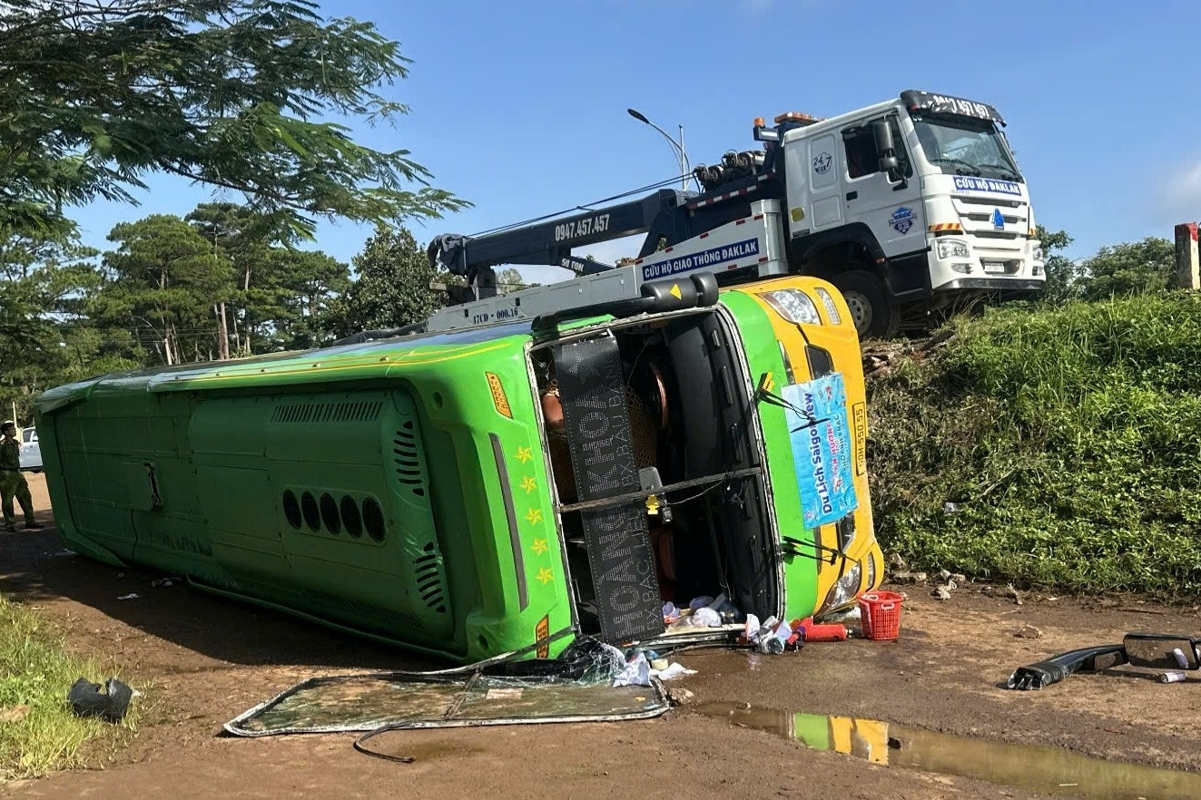 Lật xe khách chở 46 người, dùng xà beng phá kính đưa nạn nhân ra ngoài