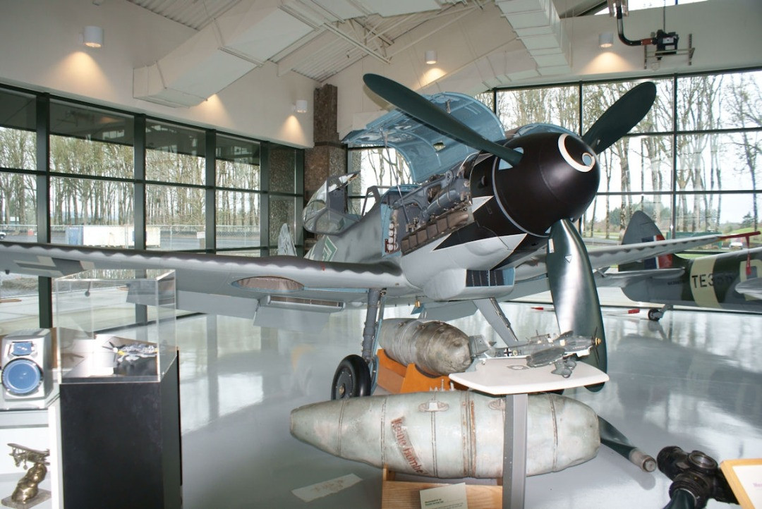 Messerschmitt_Bf 109G 10_Gustav_Erich_Hartmann_RNose_EASM_4Feb2010_(14404511989).jpg