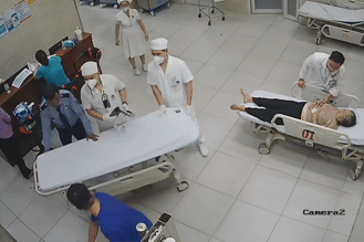 Nam thanh niên bị bạn đâm từ lưng xuyên sang bụng, thủng dạ dày