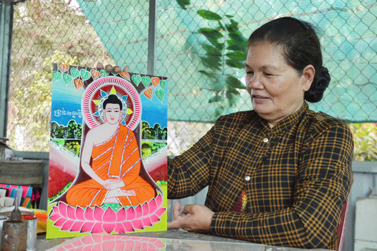 Người phụ nữ Khmer cuối cùng ở Cần Thơ vẽ tích Phật trên tranh kính