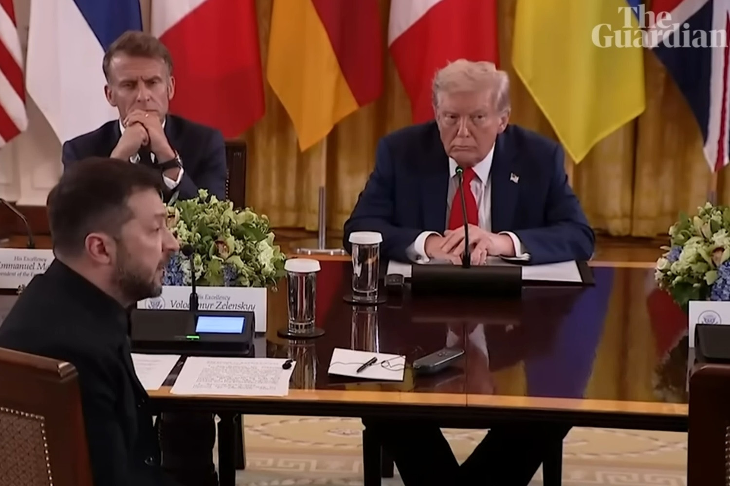 Ông Trump bị bắt gặp 'nói thầm' với Tổng thống Pháp về ông Putin