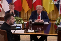 Ông Trump bị bắt gặp 'nói thầm' với Tổng thống Pháp về ông Putin