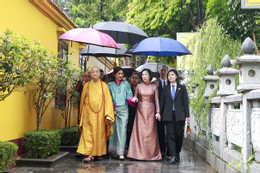 Phu nhân Chủ tịch nước và Hoàng hậu Bhutan vãn cảnh chùa Trấn Quốc dưới mưa đầu thu