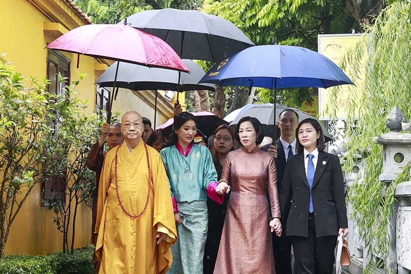 Phu nhân Chủ tịch nước và Hoàng hậu Bhutan vãn cảnh chùa Trấn Quốc dưới mưa đầu thu