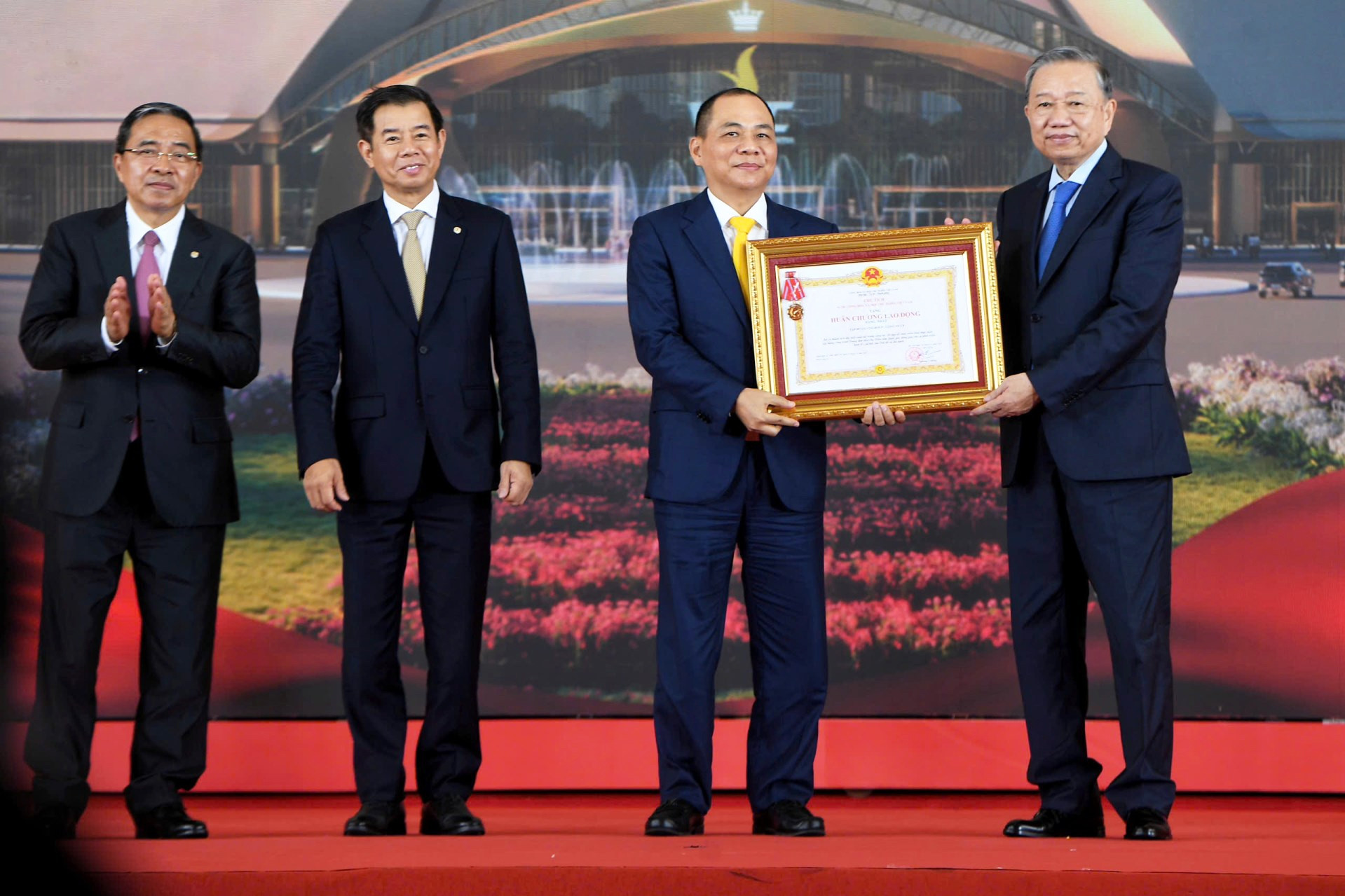 Tổng Bí thư, Thủ tướng trao tặng huân chương cho các tập đoàn đóng góp đặc biệt với đất nước