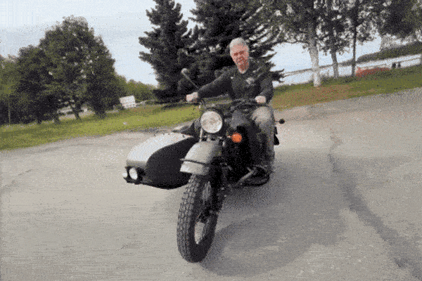 Tổng thống Nga Putin bất ngờ tặng xe máy cho người đàn ông ở Alaska