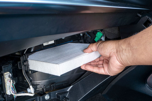 Tự thay lọc gió điều hòa, chủ xe Hyundai tiết kiệm cả triệu đồng nhờ YouTube