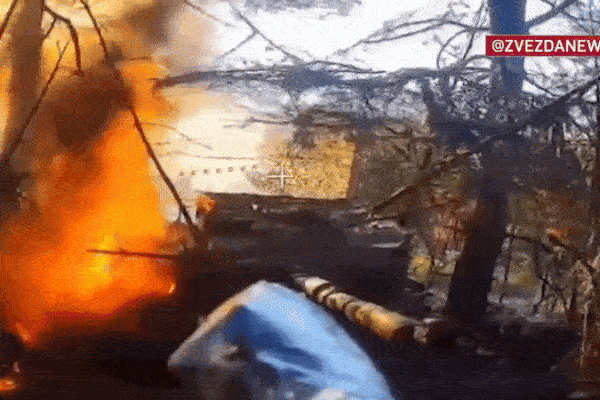 Video UAV cảm tử Nga bắn nổ 2 xe tăng Leopard của Ukraine giữa rừng cây