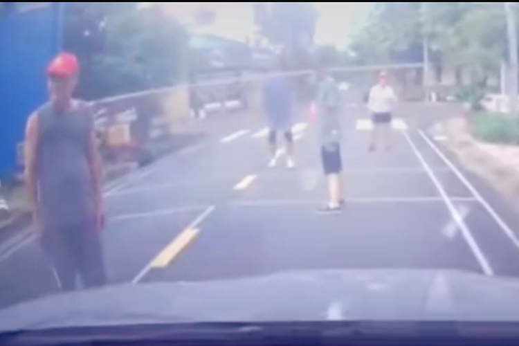 Xử phạt nhóm người giăng lưới đánh cầu lông giữa đường ở TPHCM