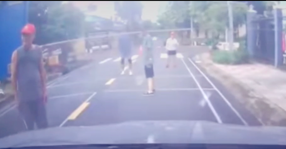 Xử phạt nhóm người giăng lưới đánh cầu lông giữa đường ở TPHCM