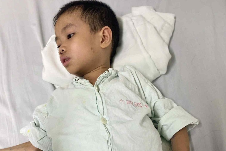 10 năm theo con vào viện, mẹ nghèo gánh nợ chồng chất mong có một phép màu