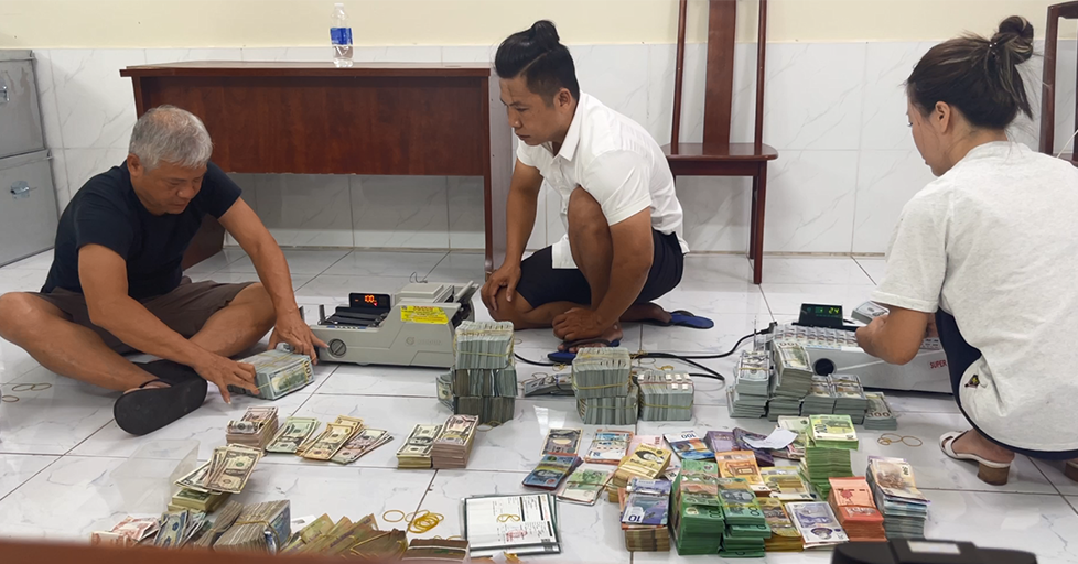 300 công ty &amp;apos;ma&amp;apos; cùng tiệm vàng ‘rửa&amp;apos; hàng ngàn tỷ đồng cho tội phạm quốc tế
