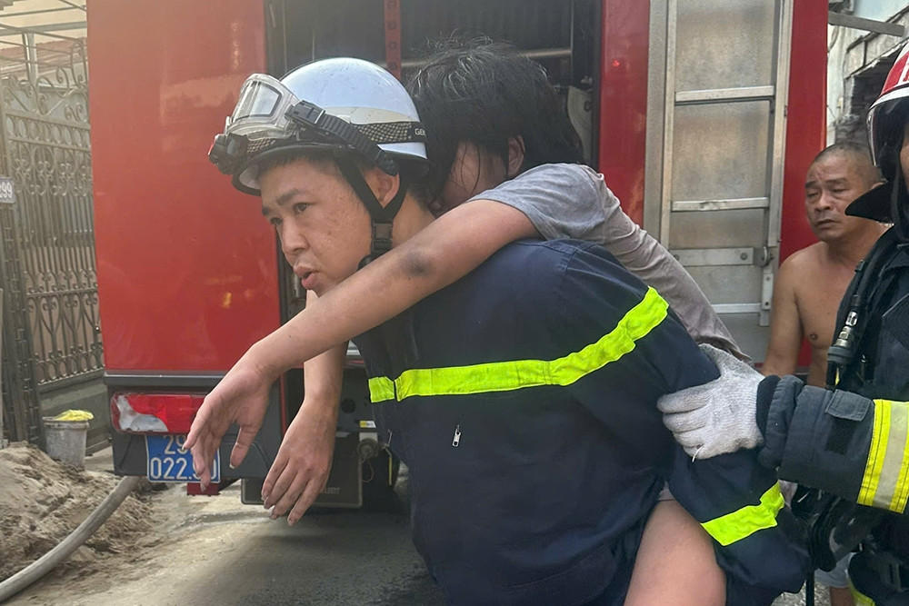 Ba người mắc kẹt trong ngôi nhà cháy ở ngõ sâu Hà Nội
