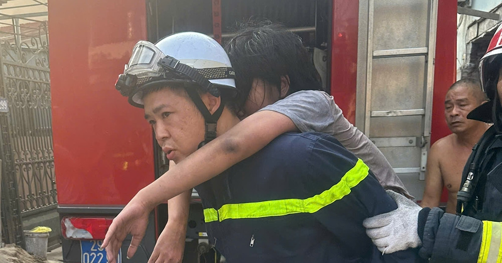 Ba cháu bé mắc kẹt trong ngôi nhà cháy ở ngõ sâu Hà Nội