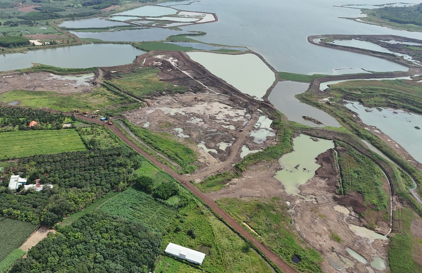 Cận cảnh công trường đào đá đen 'núp bóng' khiến giám đốc và vợ bị bắt