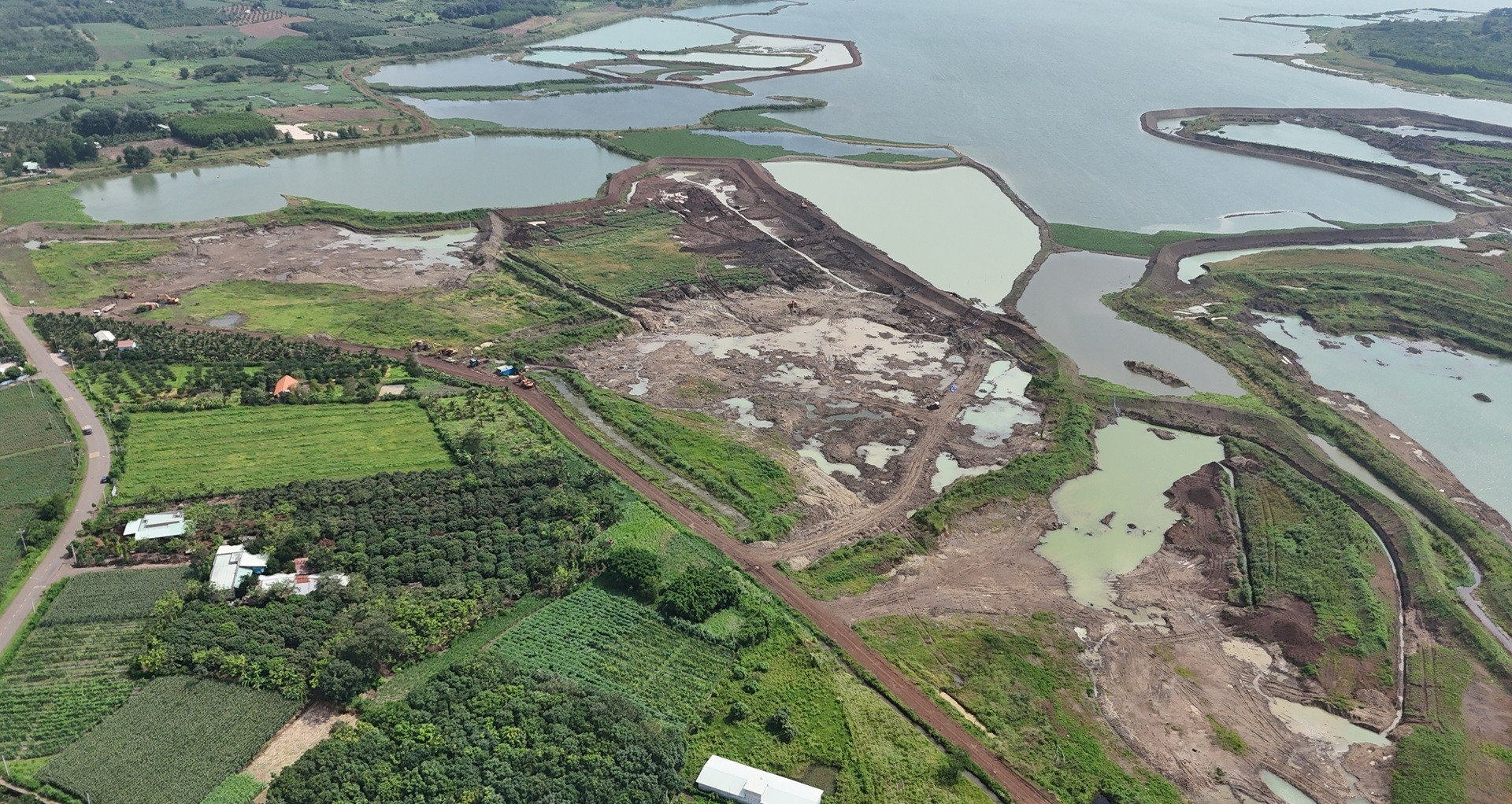 Cận cảnh công trường đào đá đen &amp;apos;núp bóng&amp;apos; khiến giám đốc và vợ bị bắt