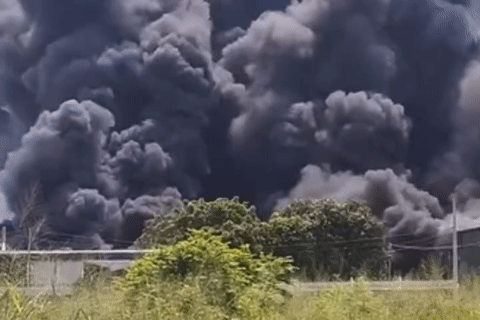 Cháy lớn tại xưởng sản xuất: Khói đen cuồn cuộn bao trùm khu dân cư kèm nhiều tiếng nổ lớn