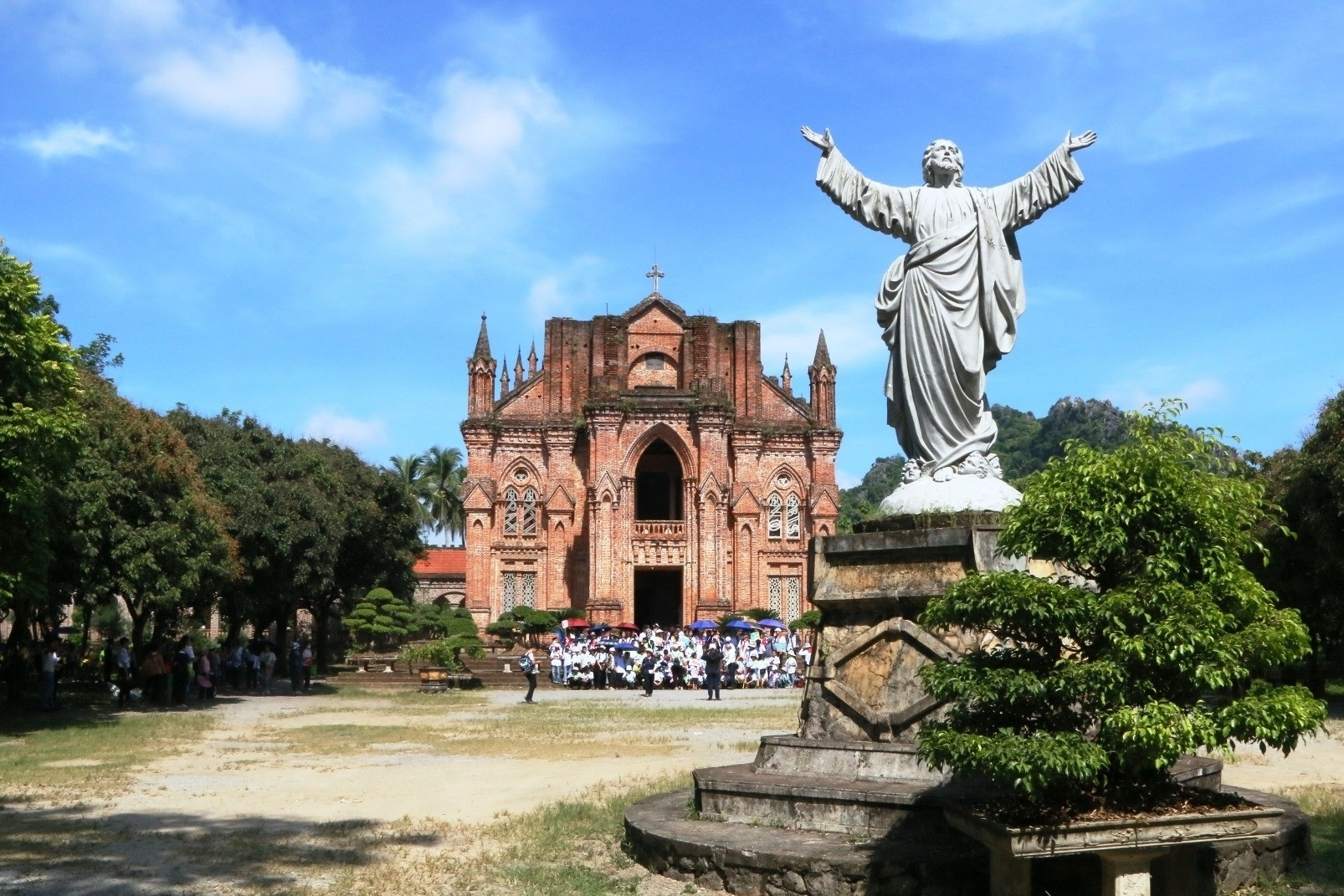 Đan viện đẹp như trời Âu ở Ninh Bình và câu chuyện tháp chuông dang dở