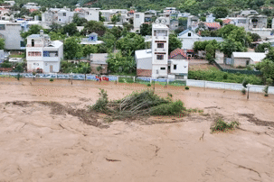 Hình ảnh một xã ở Sơn La ngập trong biển nước đục ngầu, cảnh hiếm thấy sau 50 năm