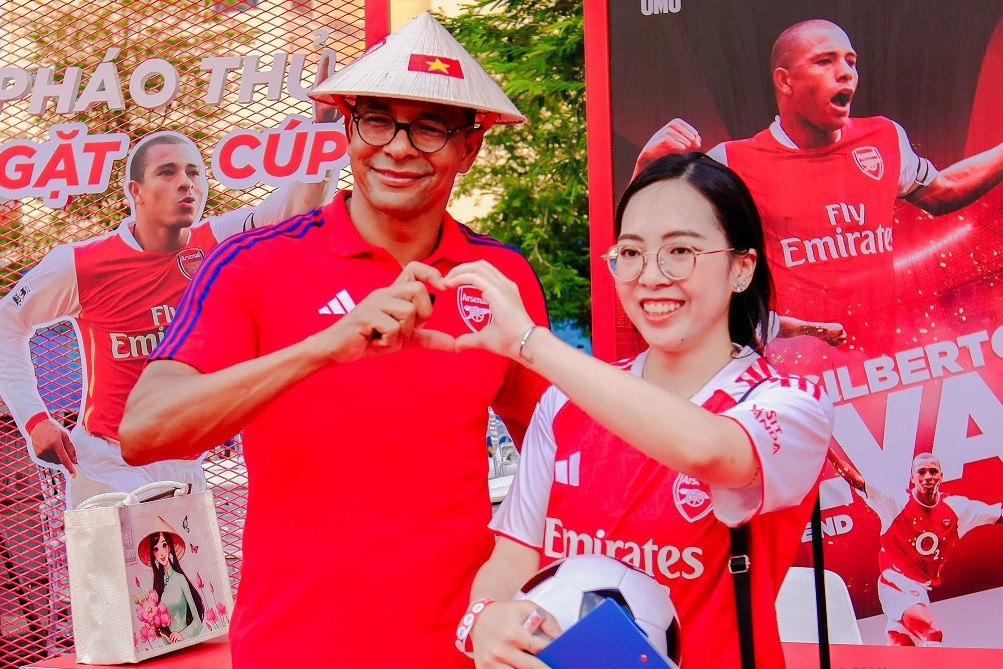Huyền thoại Arsenal gây sốt với nón lá, tâng bóng cùng Tiến Linh