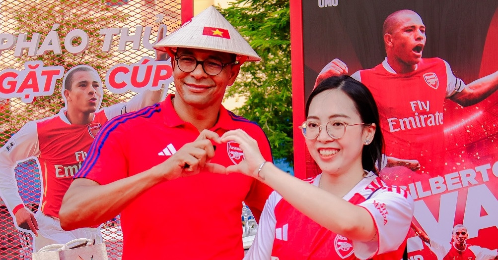 Huyền thoại Arsenal gây sốt với nón lá, tâng bóng cùng Tiến Linh
