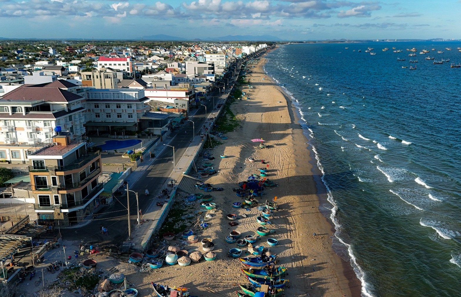 Làng chài ở TPHCM biển xanh như ngọc, hàu sữa tươi ngon chỉ 35.000 đồng/kg